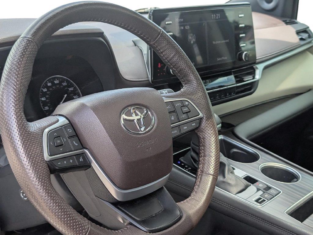 Used 2023 Toyota Sienna Platinum FWD image 15