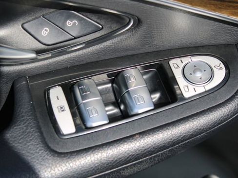 Used 2020 Mercedes-Benz GLC 300 4MATIC image 10