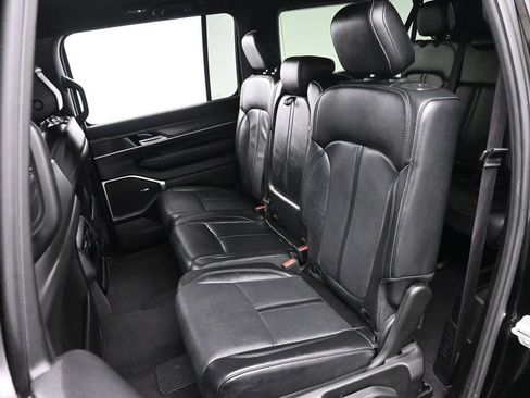 Used 2024 Jeep Wagoneer L Series II w/ Flexible Seating Group AWD/4WD image 18