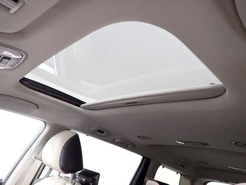 Used 2021 Kia Sedona SX FWD image 24