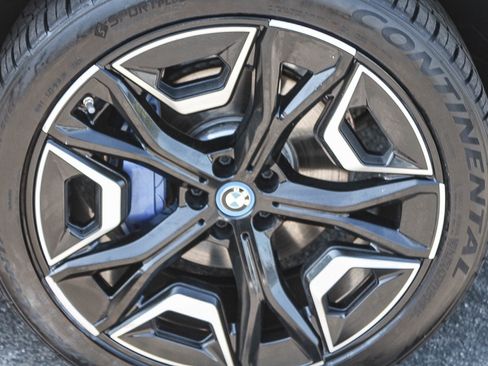 Used 2024 BMW iX xDrive50 w/ Sport Package AWD/4WD image 10