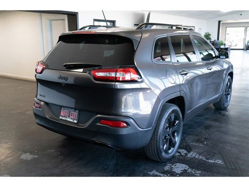 Used 2018 Jeep Cherokee Latitude w/ Altitude Package AWD/4WD image 7