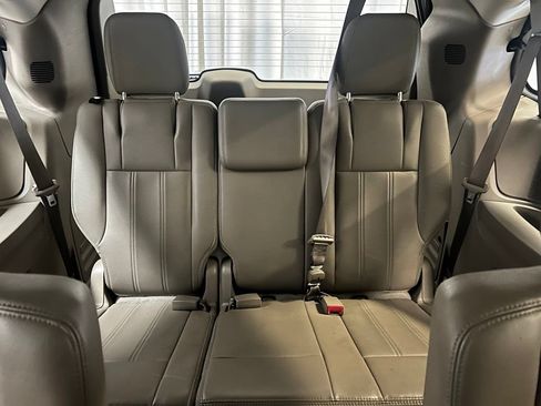 Used 2016 Chrysler Town & Country Touring FWD image 20