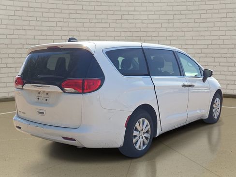 Used 2020 Chrysler Voyager L FWD image 5
