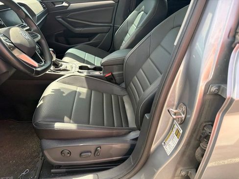 Used 2024 Volkswagen Jetta SE w/ Panoramic Sunroof Package FWD image 12