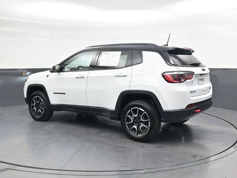Used 2025 Jeep Compass Trailhawk w/ Trailhawk Convenience Group AWD/4WD image 11