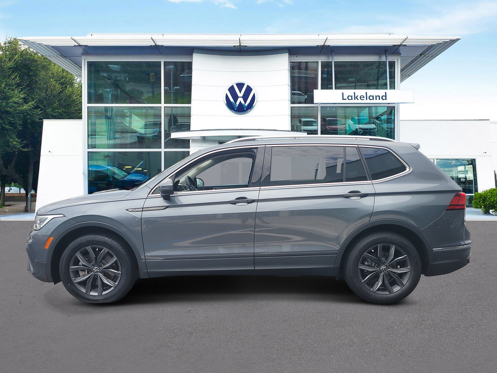 Used 2022 Volkswagen Tiguan SE w/ Panoramic Sunroof Package FWD image 5