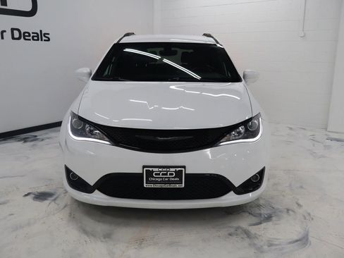 Used 2018 Chrysler Pacifica Touring-L w/ Premium Audio Group image 3
