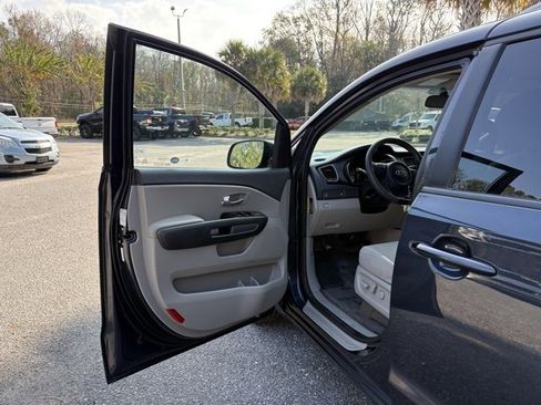 Used 2015 Kia Sedona LX w/ LX Convenience Package image 11