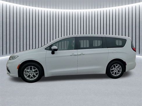 Used 2023 Chrysler Pacifica Touring-L image 14