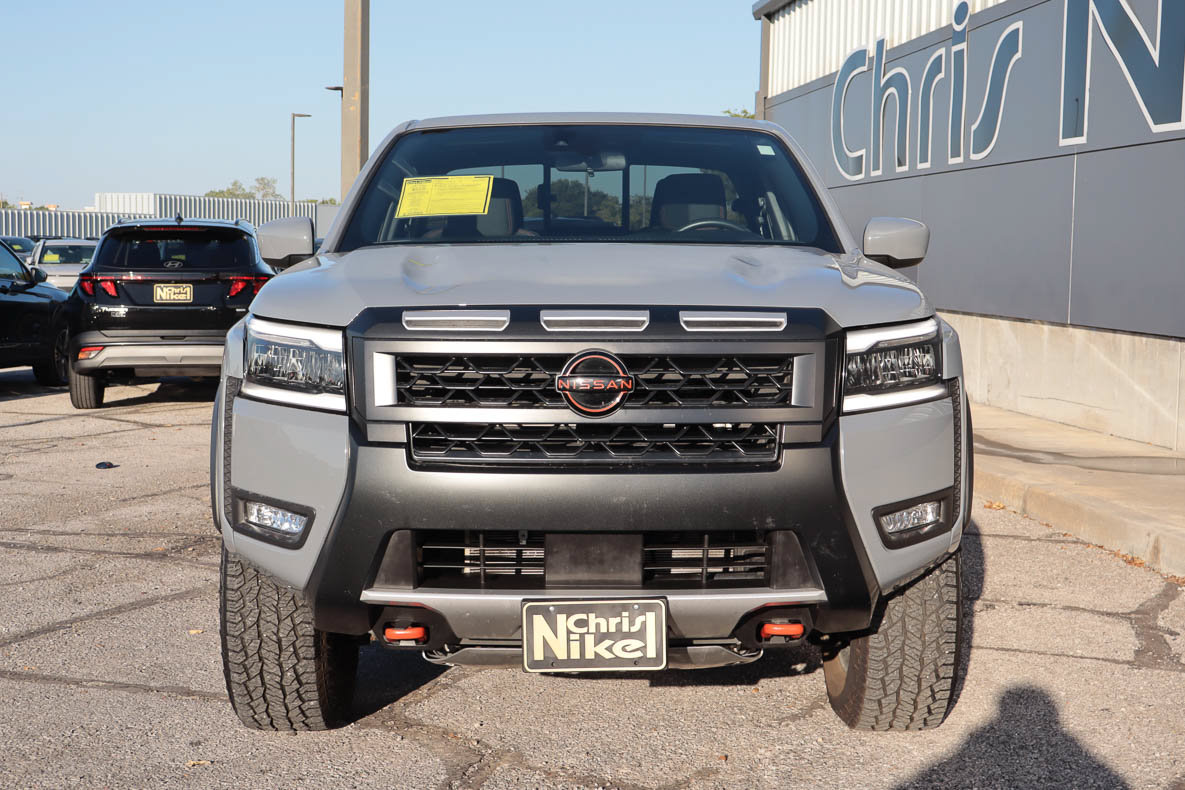 Used 2026 Nissan Frontier PRO-4X AWD/4WD image 2