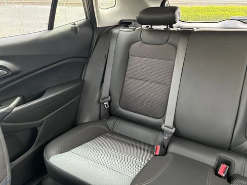 Used 2025 Chevrolet Trax LT w/ LT Convenience Package image 38