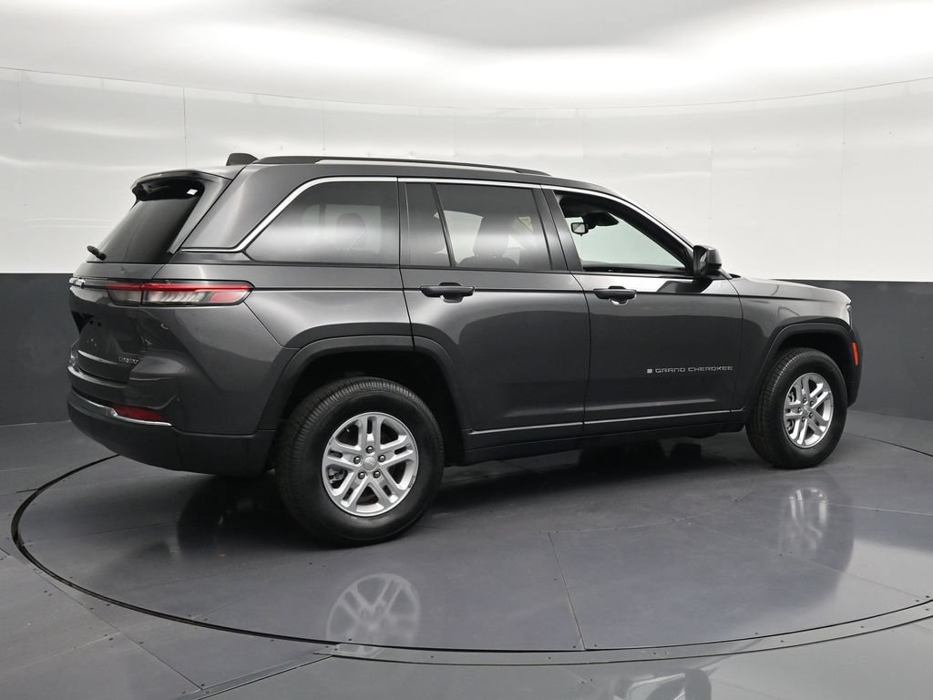 Used 2023 Jeep Grand Cherokee Laredo RWD image 3