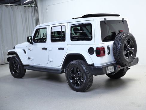 Used 2023 Jeep Wrangler Unlimited Sahara AWD/4WD image 10