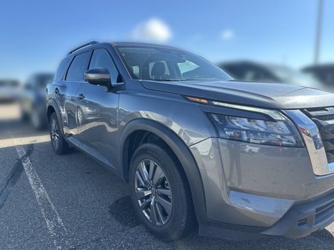 Used 2024 Nissan Pathfinder SV AWD/4WD image 2