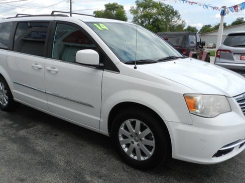 Used 2014 Chrysler Town & Country Touring image 5