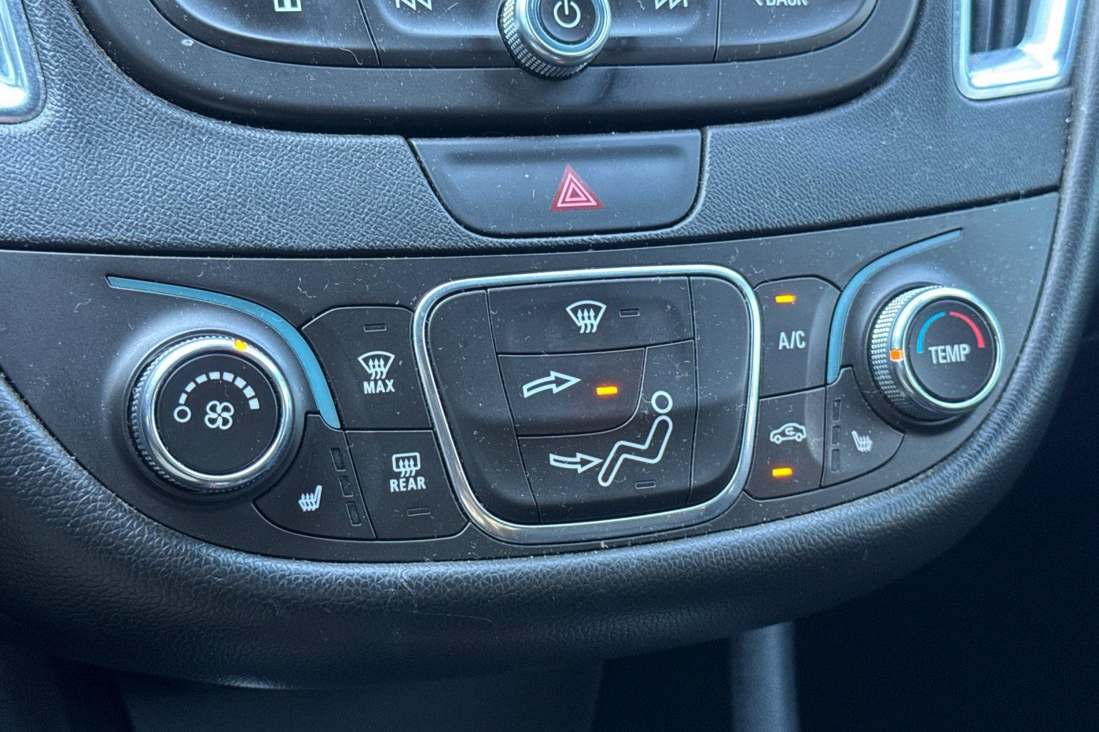 Used 2018 Chevrolet Malibu LT w/ Leather Package FWD image 30