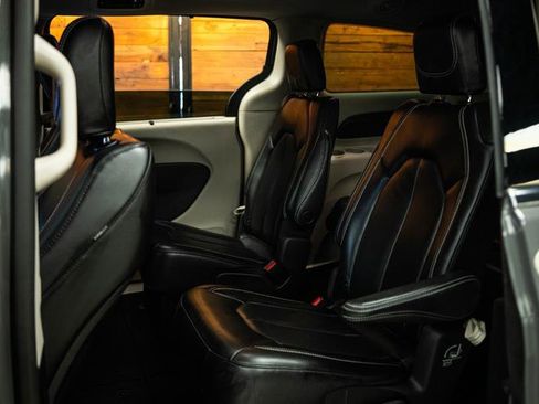 Used 2023 Chrysler Pacifica Touring-L FWD image 10