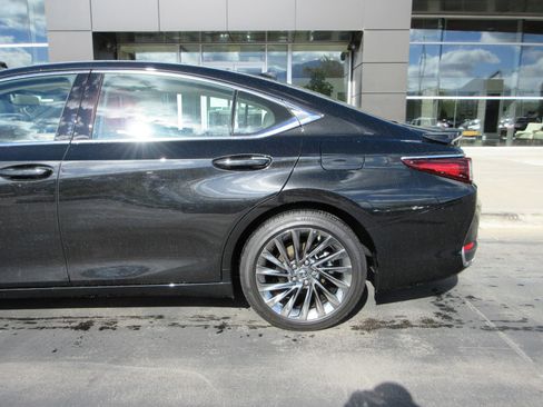 Used 2025 Lexus ES 300h w/ Accessory Package (Z2) image 4