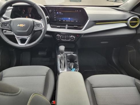 Used 2024 Chevrolet Trax LT w/ LT Convenience Package FWD image 12