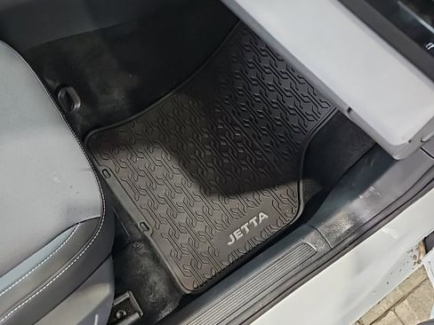 Used 2025 Volkswagen Jetta SE image 14