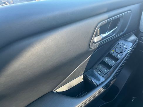 Used 2025 Nissan Rogue SV image 18