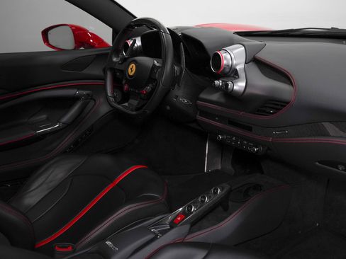 Used 2022 Ferrari F8 Tributo image 32