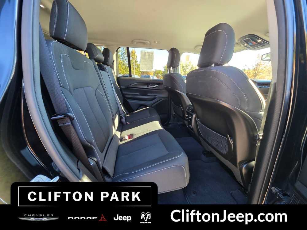 Used 2023 Jeep Grand Cherokee Laredo AWD/4WD image 18