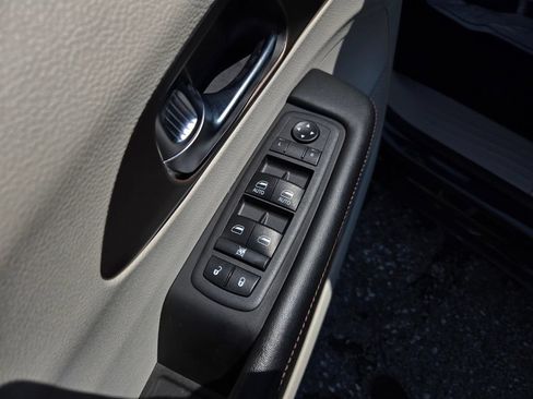 Used 2019 Chrysler Pacifica Touring Plus FWD image 12