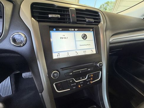 Used 2018 Ford Fusion SE w/ Fusion SE Technology Package FWD image 16