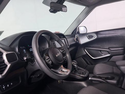 Used 2025 Kia Soul LX w/ LX Technology Package FWD image 23