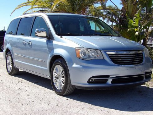 Used 2012 Chrysler Town & Country Limited w/ Luxury Group image 17