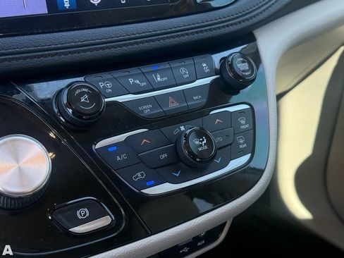 Used 2017 Chrysler Pacifica Limited image 22