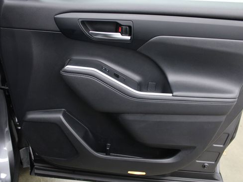 Used 2021 Toyota Highlander XLE FWD image 31