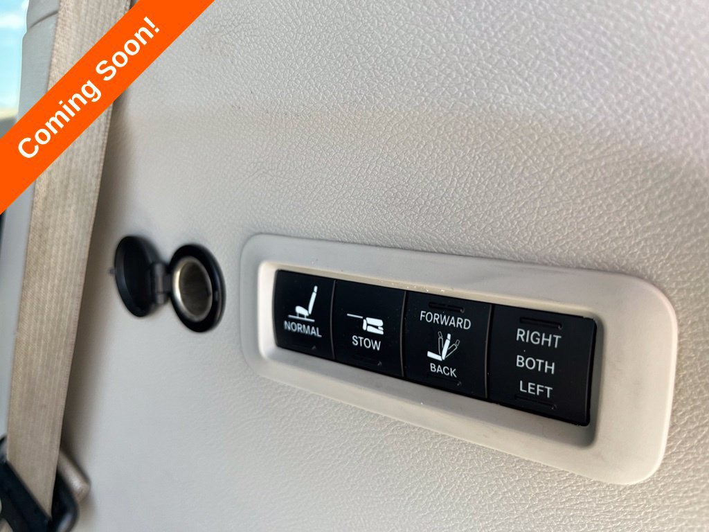 Used 2022 Chrysler Pacifica Limited FWD image 32