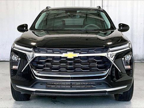 Used 2025 Chevrolet Trax LT FWD image 2