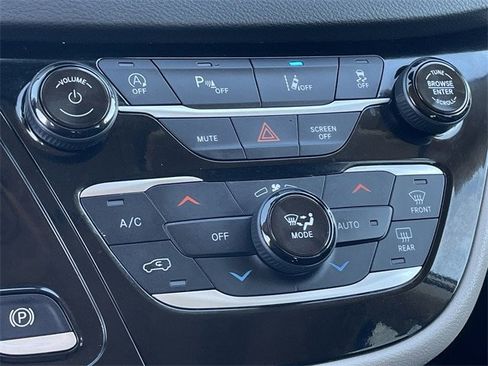 Used 2024 Chrysler Pacifica Touring-L image 18