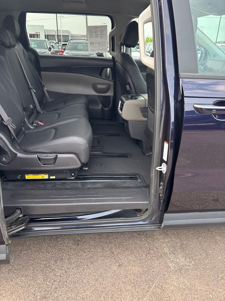 Used 2025 Kia Carnival FWD image 26