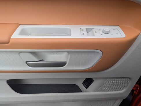 Used 2025 Volkswagen ID. Buzz Pro S Plus RWD image 16