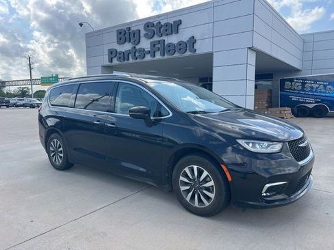Used 2021 Chrysler Pacifica Touring-L FWD image 2