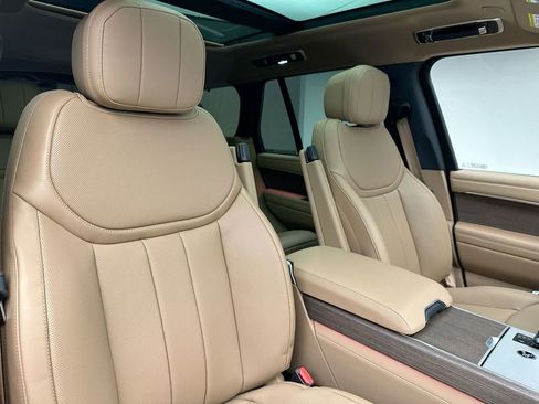 Used 2025 Land Rover Range Rover SE image 3