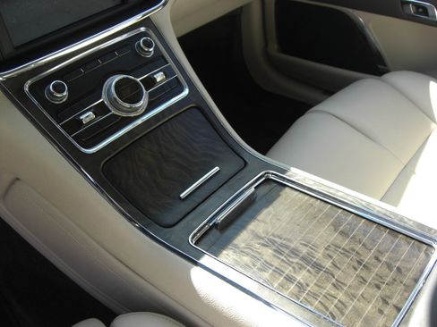 Used 2017 Lincoln Continental Premiere image 10