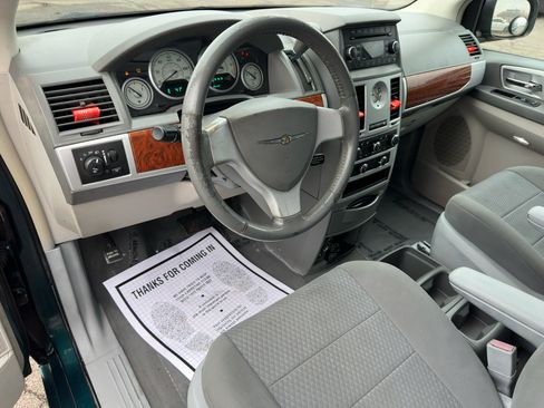 Used 2009 Chrysler Town & Country Touring image 25