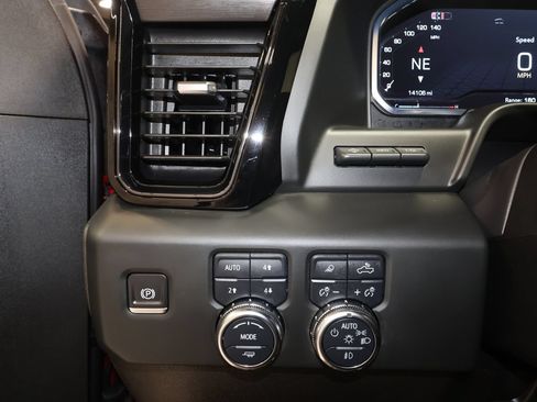 Used 2025 GMC Sierra 2500 AT4 w/ AT4 Premium Plus Package AWD/4WD image 11
