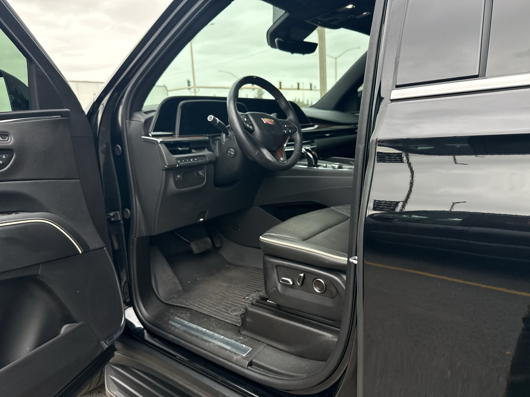 Used 2024 Cadillac Escalade Premium Luxury AWD/4WD image 4