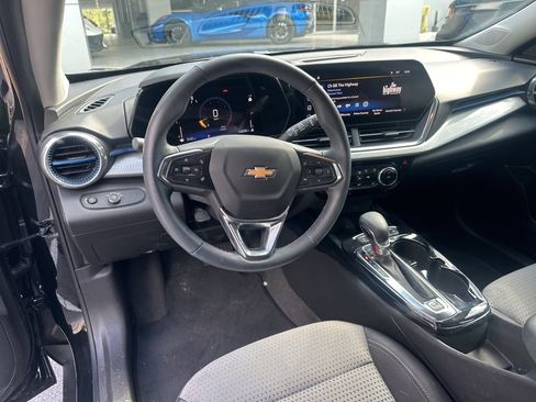 Used 2024 Chevrolet Trax LT w/ LT Convenience Package FWD image 6