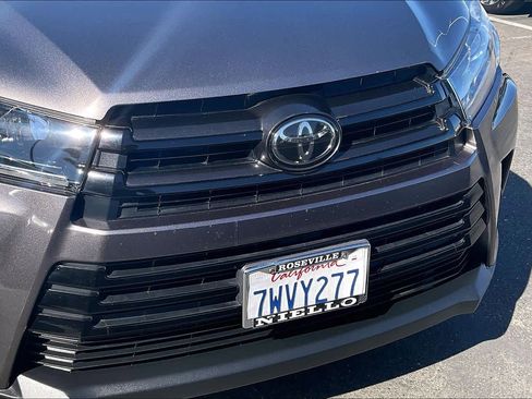 Used 2017 Toyota Highlander SE image 32