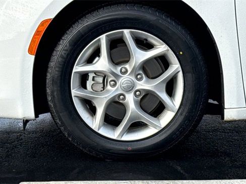 Used 2020 Chrysler Pacifica Limited image 35