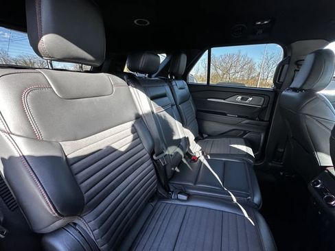 Certified 2025 Ford Explorer ST-Line w/ ST-Line Street Pack image 38