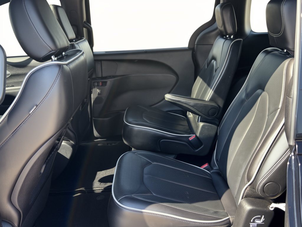 Used 2025 Chrysler Pacifica Limited FWD image 25